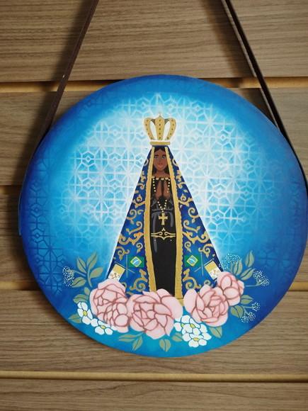 Placa Decorativa em Pinus com Alça de Couro N.sra. Aparecida