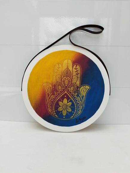 Placa Decorativa em Pinus com Alça de Couro Mão de Fátima