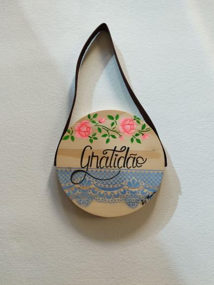 Placa em Pinus com Alça de Couro Rosas em Neon Gratidão