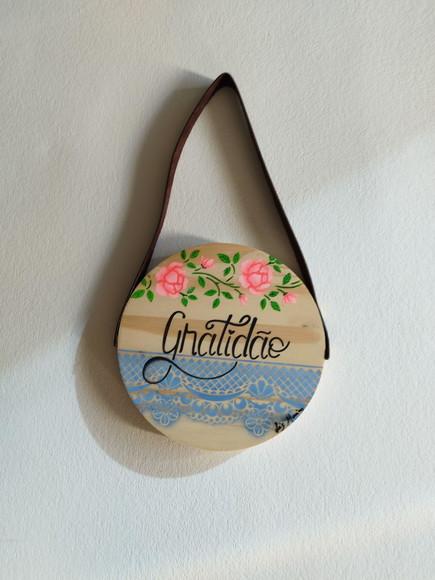Placa em Pinus com Alça de Couro Rosas em Neon Gratidão