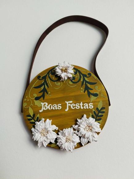Placa Natalina em Pinus com Alça de Couro 4 Flores