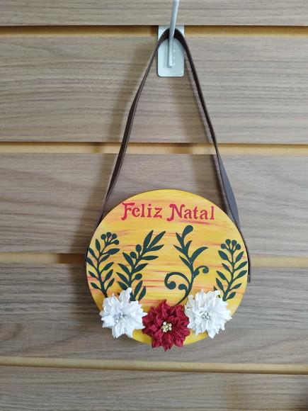 Placa Natalina em Pinus com Alça de Couro 3 Flores