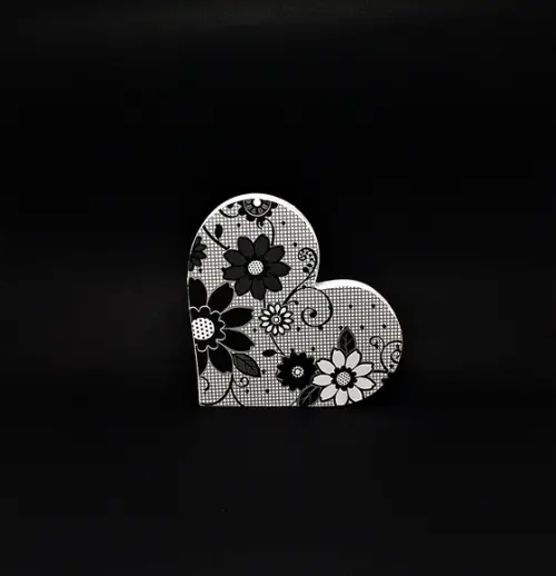 Coração em MDF Decoupagem Papel Preto e Branco
