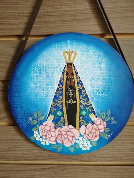 Placa Decorativa em Pinus com Alça de Couro N.sra. Aparecida