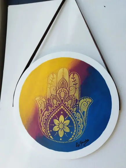 Placa Decorativa em Pinus com Alça de Couro Mão de Fátima