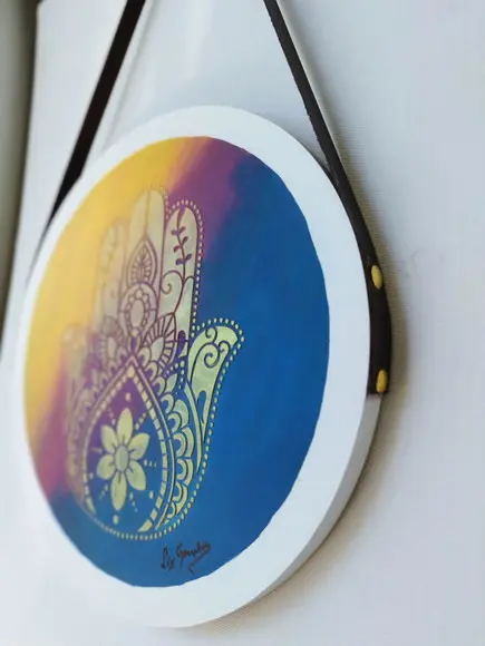 Placa Decorativa em Pinus com Alça de Couro Mão de Fátima