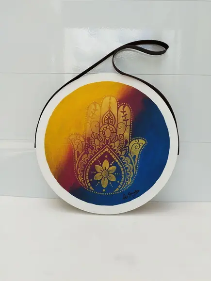 Placa Decorativa em Pinus com Alça de Couro Mão de Fátima