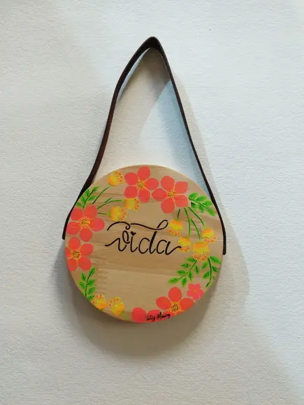 Placa em Pinus com Alça de Couro e Flores em Neon Vida