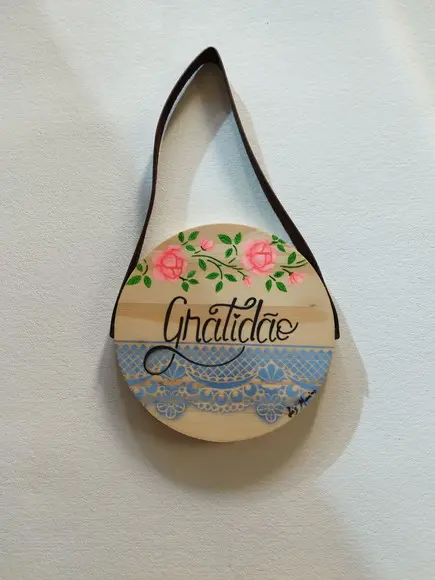 Placa em Pinus com Alça de Couro Rosas em Neon Gratidão