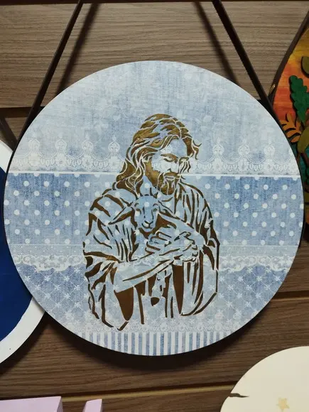 Placa em Pinus com Alça Decorada com Imagem de Jesus