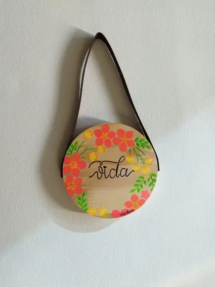 Placa em Pinus com Alça de Couro e Flores em Neon Vida