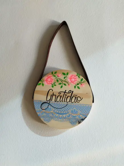 Placa em Pinus com Alça de Couro Rosas em Neon Gratidão