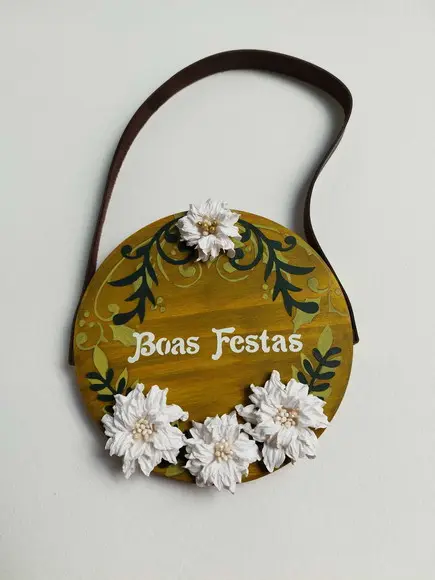 Placa Natalina em Pinus com Alça de Couro 4 Flores