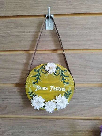 Placa Natalina em Pinus com Alça de Couro 4 Flores