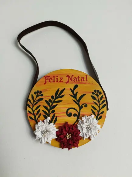 Placa Natalina em Pinus com Alça de Couro 3 Flores