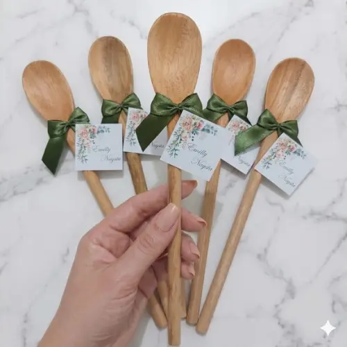 Lembrancinha de Chá de Cozinha Colher de Pau Verde Oliva