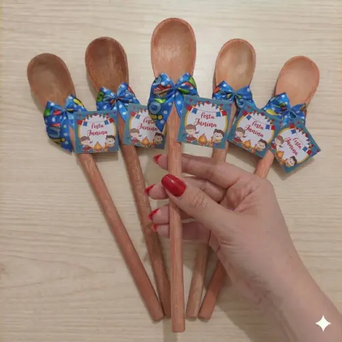 Lembrancinha Festa Junina Colher 26cm Bandeirinha Azul