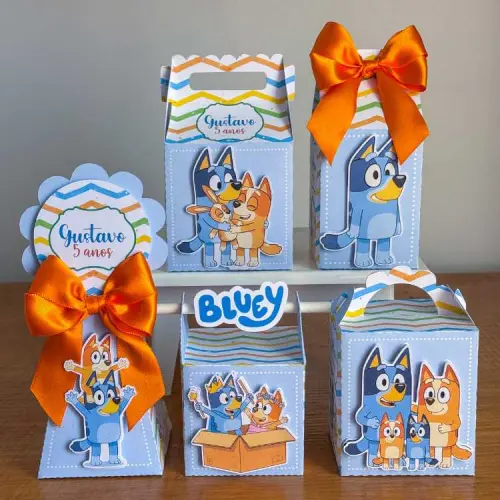 Kit 10 Caixinhas Personalizadas Bluey Menino Com Laços e Apliques PEGUE E MONTE (LEIA A DESCRIÇÃO)