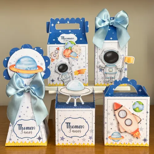 Kit 10 Caixinhas Personalizadas Astronauta Menino Com Laços e Apliques PEGUE E MONTE (LEIA A DESCRIÇÃO)