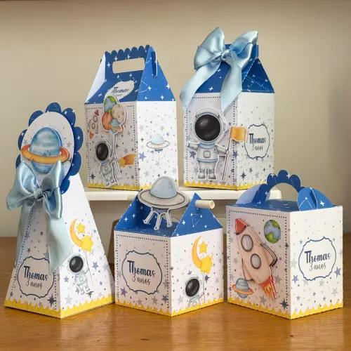 Kit 10 Caixinhas Personalizadas Astronauta Menino Com Laços e Ap