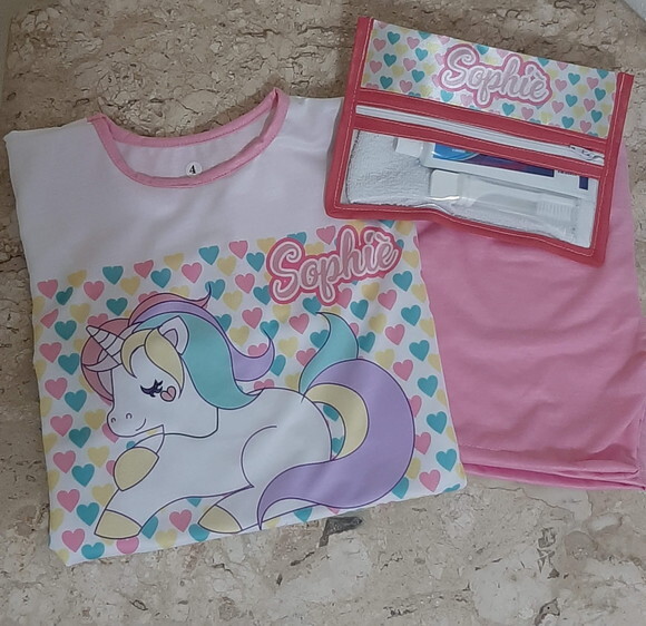Pijama Curto Personalizado+ Necessarie Visor c/ Kit Higiene