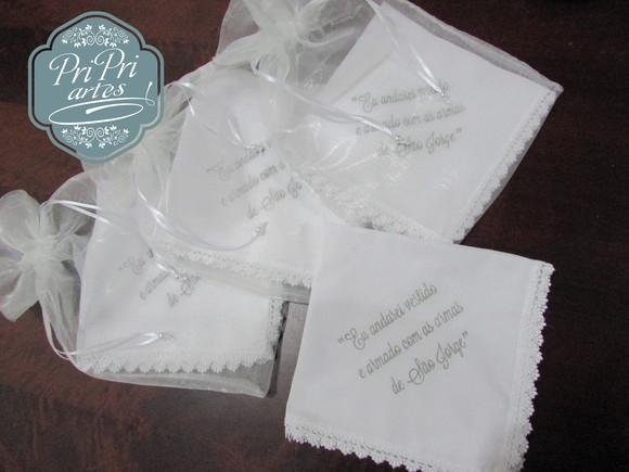 Lenço Bordado com Saquinho de Organza