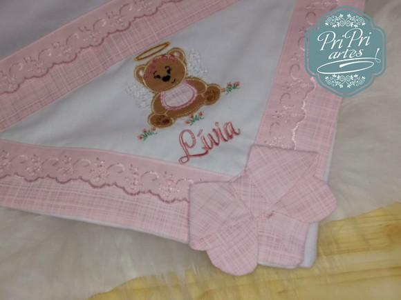 Manta flanelada com bordado inglês