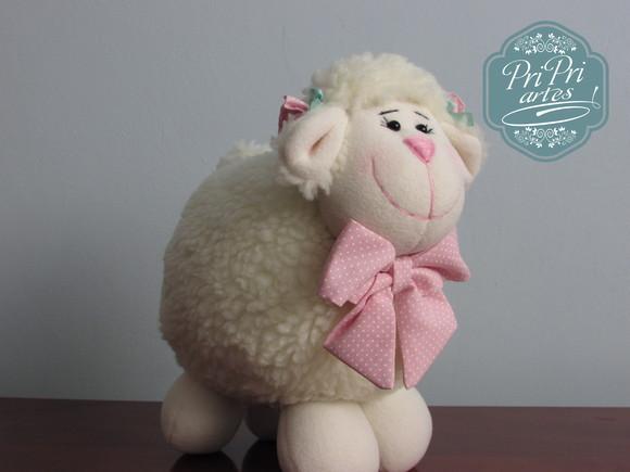 Ovelhinha Bola Pelúcia tamanho 20cm de altura