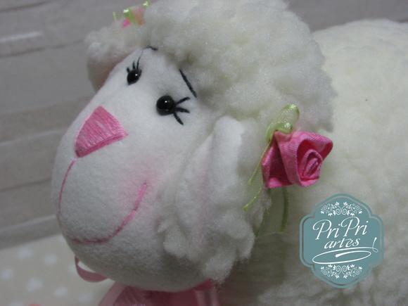 Ovelhinha Bola Pelúcia tamanho 20cm de altura