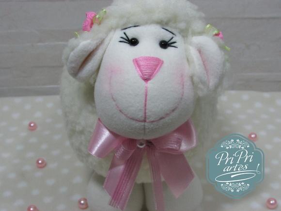Ovelhinha Bola Pelúcia tamanho 20cm de altura