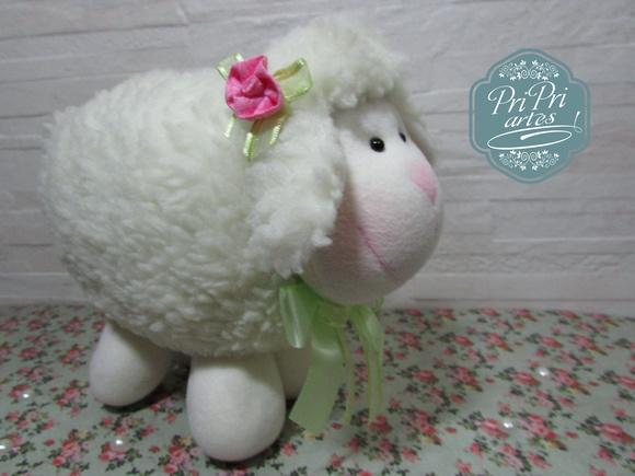 Ovelhinha Bola Pelúcia tamanho 20cm de altura