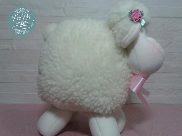 Ovelhinha Bola Pelúcia tamanho 20cm de altura