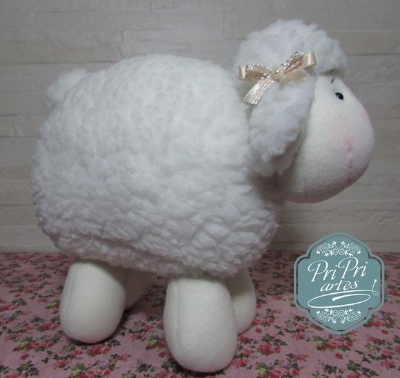 Ovelhinha Bola Pelúcia tamanho 20cm de altura