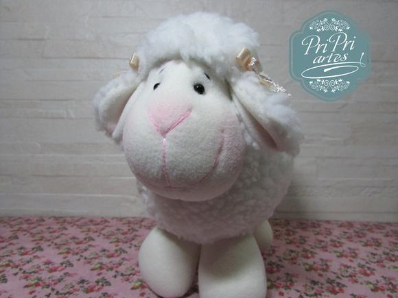Ovelhinha Bola Pelúcia tamanho 20cm de altura