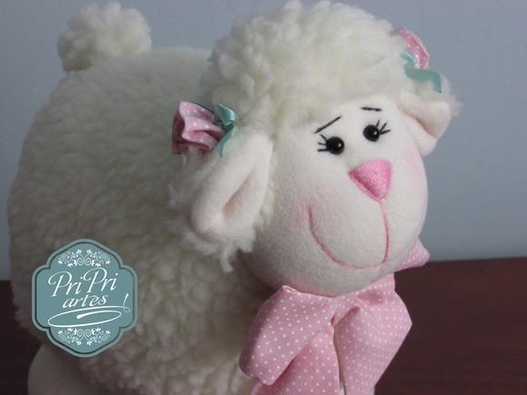 Ovelhinha Bola Pelúcia tamanho 20cm de altura