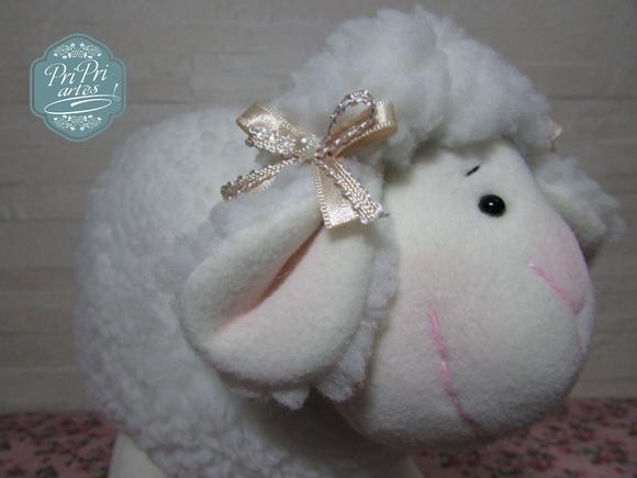 Ovelhinha Bola Pelúcia tamanho 20cm de altura