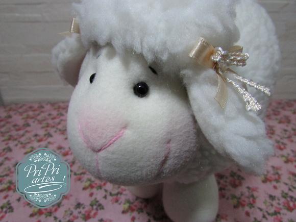 Ovelhinha Bola Pelúcia tamanho 20cm de altura