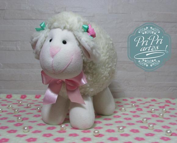 Ovelhinha Bola Pelúcia tamanho 20cm de altura