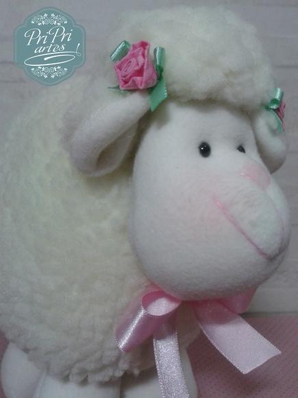 Ovelhinha Bola Pelúcia tamanho 20cm de altura