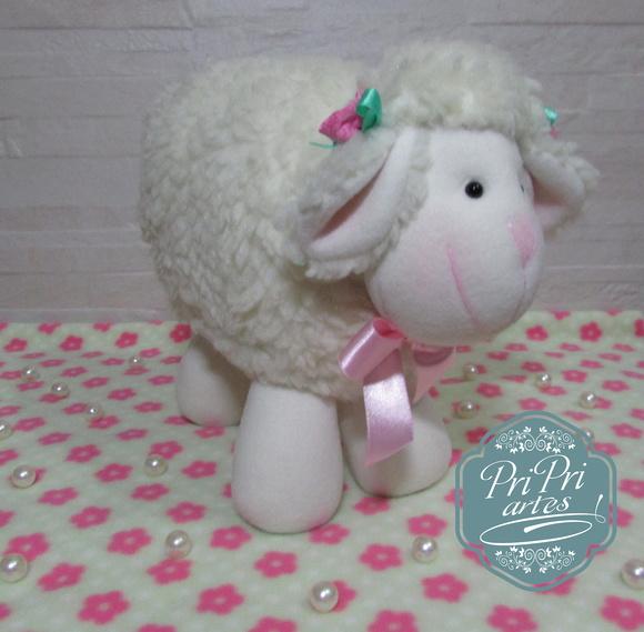 Ovelhinha Bola Pelúcia tamanho 20cm de altura