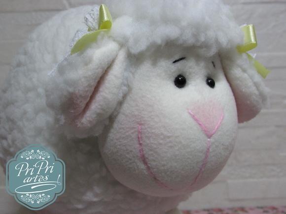 Ovelhinha Pelúcia Bola tamanho 20cm de altura