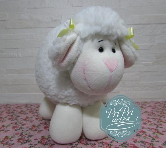 Ovelhinha Pelúcia Bola tamanho 20cm de altura