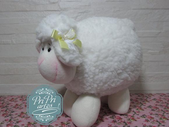 Ovelhinha Pelúcia Bola tamanho 20cm de altura