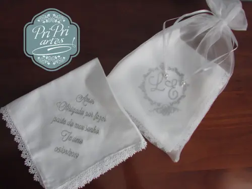 Lenço Bordado com Saquinho de Organza
