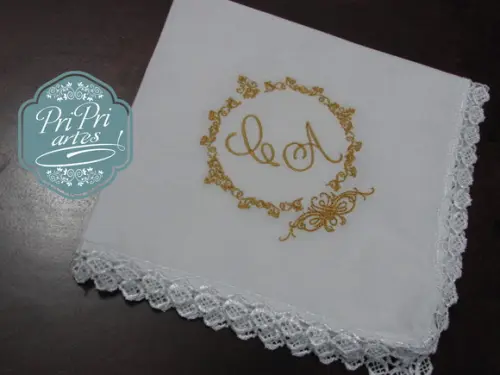 Lenço Bordado com Saquinho de Organza