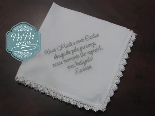 Lenço Bordado com Saquinho de Organza