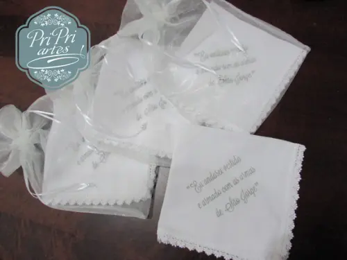 Lenço Bordado com Saquinho de Organza