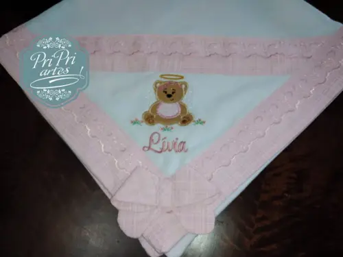 Manta flanelada com bordado inglês