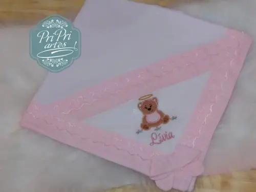 Manta flanelada com bordado inglês