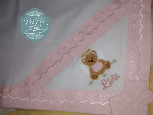 Manta flanelada com bordado inglês
